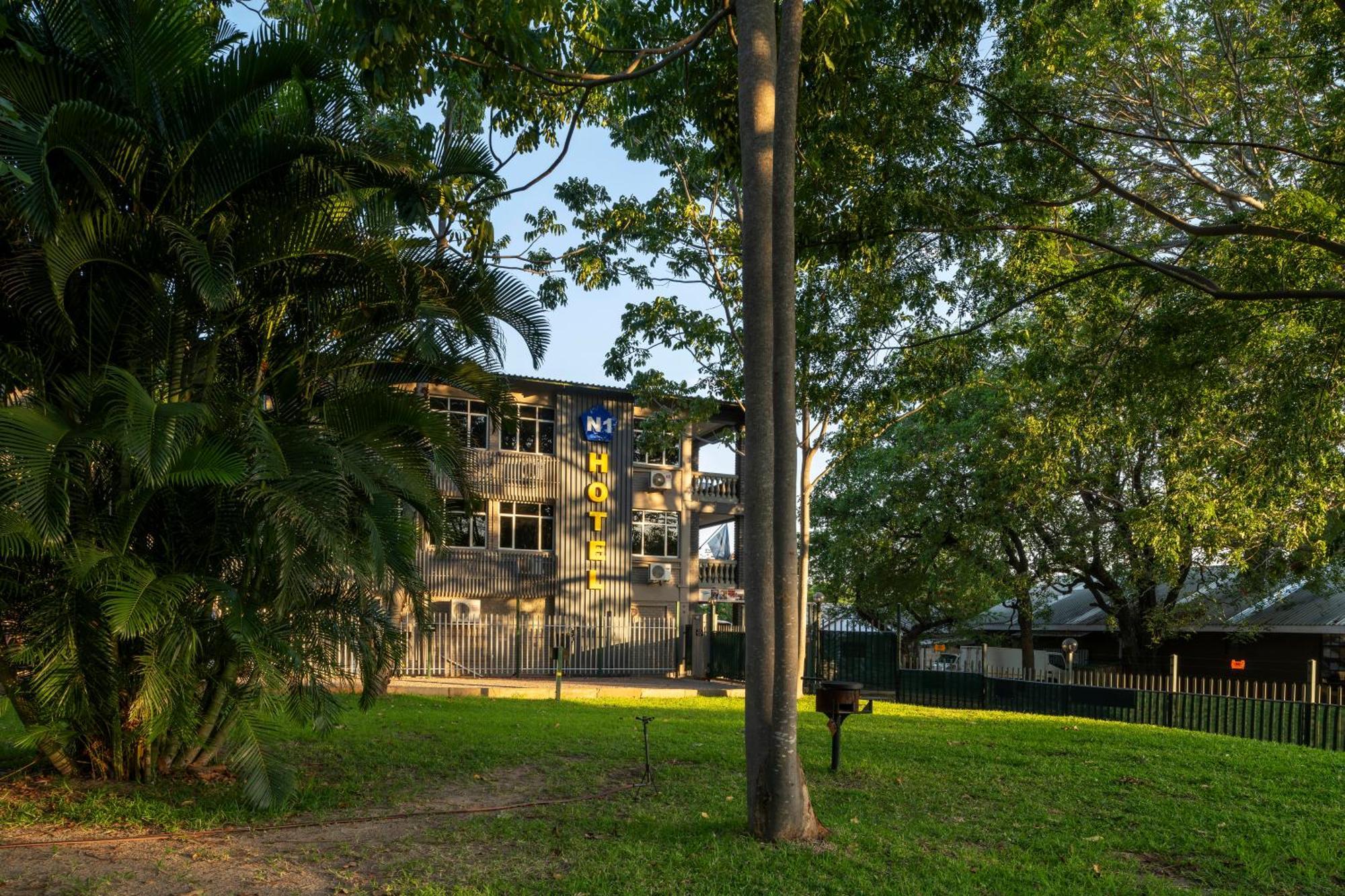 N1 Hotel & Campsite Victoria Falls Extérieur photo